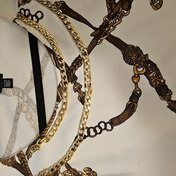 Chic Chain Print Sleeveless Top - Picture 9 of 10